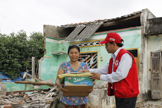Hàng cứu trợ đến với người thiệt hại