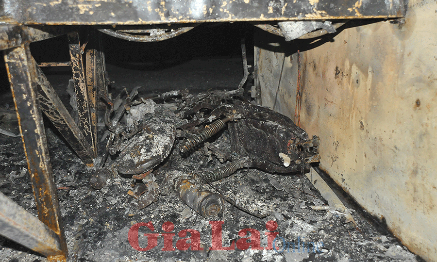Xe khách giường nằm bị cháy rụi trong đêm Chưa xác định được nguyên nhân gây cháy