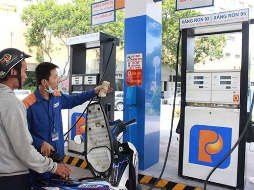 Giá giảm, thuế xăng dầu lên đến 40
