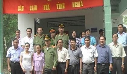 Công an Tiền Giang bàn giao nhà tình nghĩa