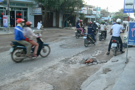 Ổ voi lỗ chỗ làm khổ người dân