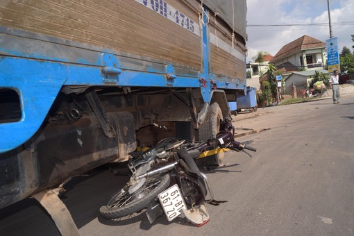 Tông vào xe tải, hai người thương vong