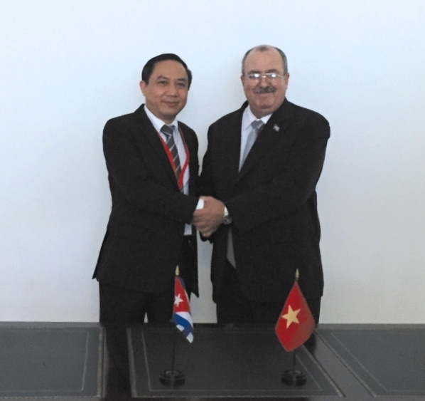  Phó Viện trưởng VKSNDTC Bùi Mạnh Cường và Viện trưởng VKSTC Cuba Darío Delgado Cura.