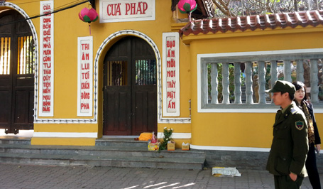 Xác hài nhi bị bỏ ở cổng chùa Quán Sứ cùng lời xin lỗi