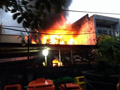 Phá mái tôn thoát chết trong căn nhà bị cháy