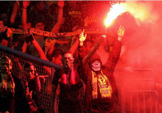 Báo chí thế giới lên án CĐV quá khích Malaysia