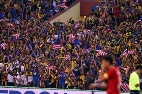Đông đảo CĐV Malaysia đến sân Shah Alam cổ vũ cho đội nhà. Tuy nhiên, sẽ không có nhiều CĐV Malaysia đến Hà Nội để cổ vũ vào ngày 11-12. Ảnh: N.K