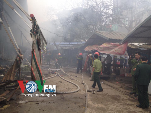 Hà Nội Cháy lớn tại chợ Nhật Tân, nhiều gian hàng bị thiêu rụi