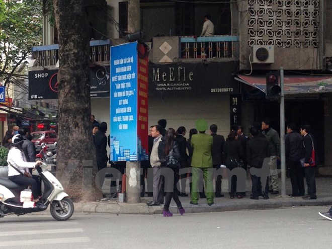 Bị cưỡng chế nhà, hai đối tượng ôm bom xăng cố thủ ở phố Lò Sũ