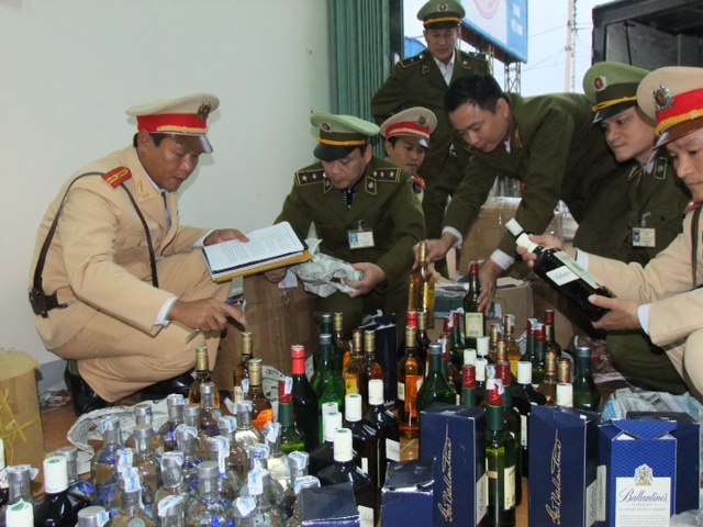 Bắt giữ một xe tải chở gần 500 chai rượu ngoại không rõ nguồn gốc