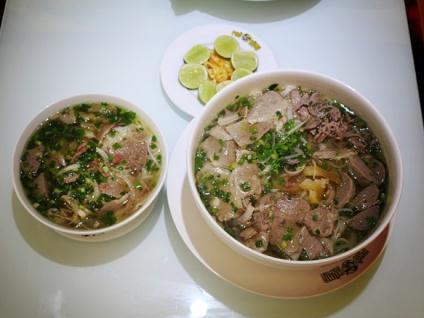 Hộp quà ở Seoul và bát phở khổng lồ dối trá