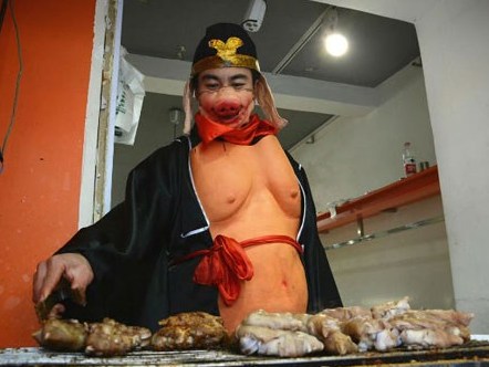 Lão Trư bán móng heo nướng