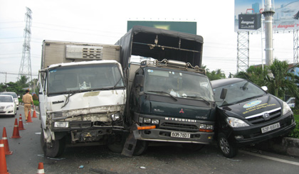 TNGT liên hoàn làm 2 người nguy kịch và 5 ô tô hư hỏng nặng