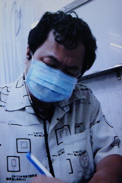 Ông Trần Văn Bảy – Giám đốc Bệnh viện Lê Lợi khám bệnh tại phòng khám tư (ảnh cắt từ Clip)