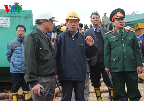 Ông Nguyễn Xuân Tiến, Bí thư tỉnh ủy Lâm Đồng (giữa) có mặt tại hiện trường chỉ đạo công tác cứu nạn