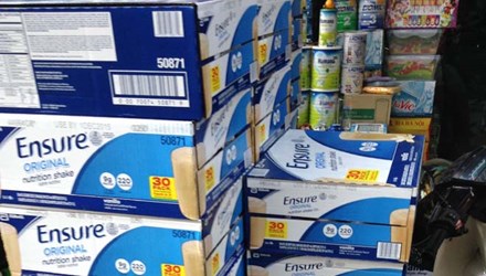 Sữa lậu bày bán công khai