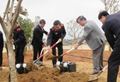 Viện trưởng VKSNDTC Nguyễn Hoà Bình trồng cây lưu niệm tại Tượng đài Bà mẹ Việt Nam anh hùng tỉnh Quảng Nam