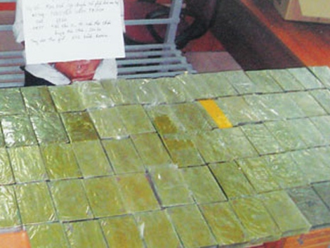 Nghi can trong đường dây buôn hơn 100 bánh heroin sa lưới