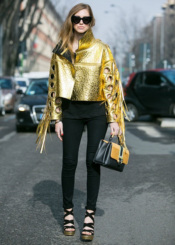 Áo khoác lửng ánh kim vàng nổi bật kèm theo những chi tiết tua rua sinh động cũng có thể là gợi ý hay cho những cô nàng cá tính.