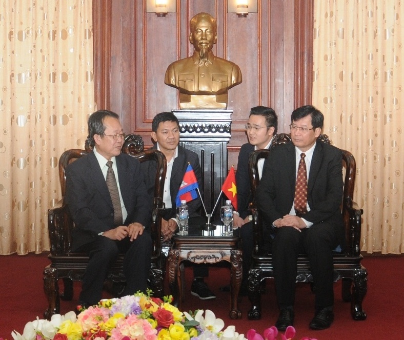  Tiến sỹ Trần Công Phàn, Phó Viện trưởng VKSNDTC tiếp ông Hy Sophear, Quốc Vụ khanh, Chính phủ Campuchia.