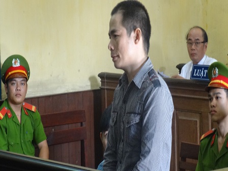 Ngáo đá , thanh niên tra tấn người yêu bằng dao