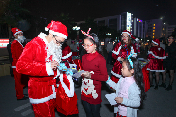 Xuất hiện đầy bất ngờ, ông già Noel trao cho các cháu bé những món quà xinh xắn và cùng chung vui với hàng chục nghìn cư dân Vinhomes Times City.