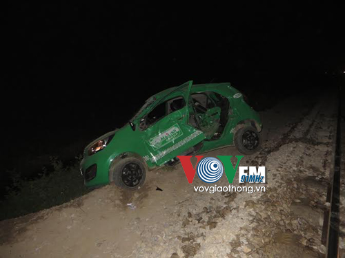 Tàu hỏa đâm taxi bay 50m ở Nghệ An