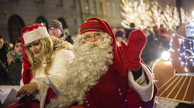 Ông già Noel vẫy tay chào người dân khi tham gia cuộc diễu hành thường niên tại Warsaw, Ba Lan. (Ảnh: Reuters)