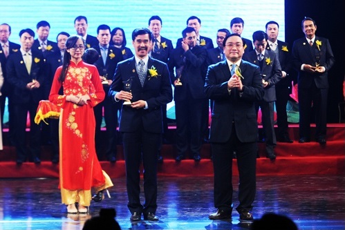 Giám đốc điều hành Vinamilk - Nguyễn Quốc Khánh đại diện công ty nhận danh hiệu thương hiệu Quốc gia Ảnh: Quý Đoàn.