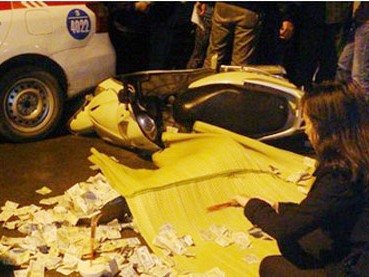 Hà Nội Va chạm với taxi, cô gái trẻ bị xe khách cán chết