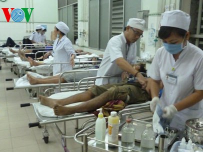 Lật xe khách, 15 người bị thương  Xe cua gấp, nghiêng và lật bất ngờ