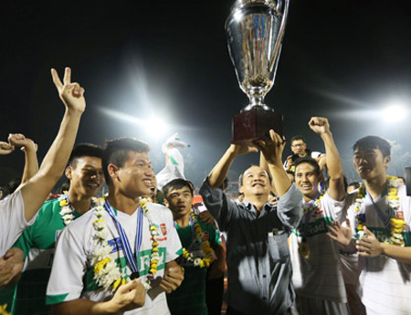 Bóng đá Việt Nam kiệt quệ vì tiêu hoang