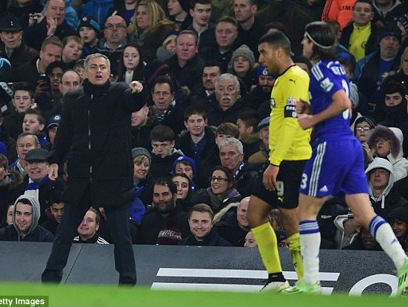 Mourinho bất ngờ xin lỗi trọng tài