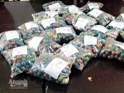 Thu giữ hàng nghìn quả pháo bi giống kẹo ngậm