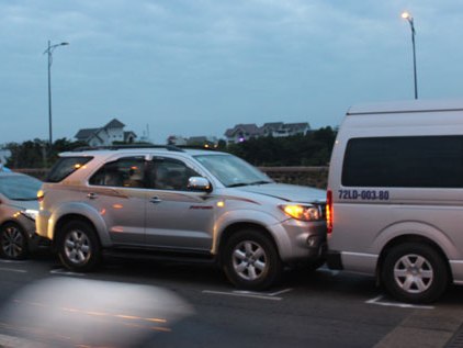 Xe ô tô liên tục đâm nhau, giao thông ùn tắc nhiều giờ