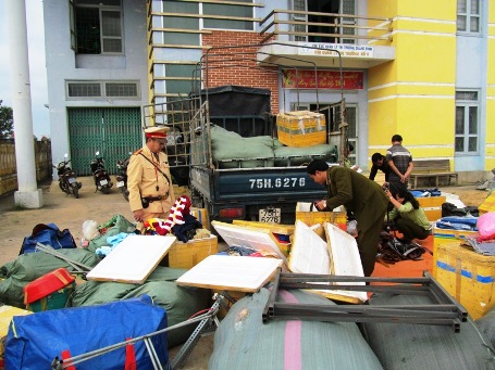 Bắt giữ cả ngàn ví da, thắt lưng   lậu trên xe tải