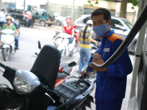 Giá xăng giảm thêm 310 đồng mỗi lít