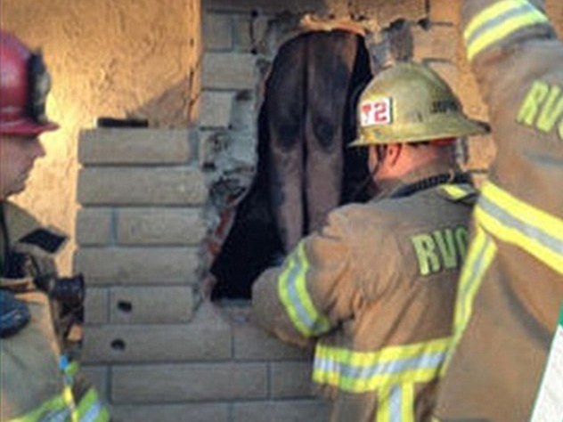 Khỏa thân chui vào nhà bạn trai cũ qua đường ống khói