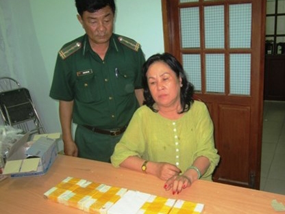 Giấu 6 bánh ma túy trong thùng mỳ tôm chuyển qua biên giới