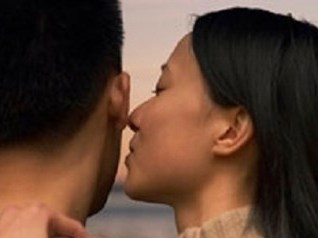 Vợ cặp bồ với vài người đàn ông trong 5 tháng xa tôi