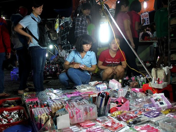 Nước hoa 10 000 đồng ở vỉa hè Sài Gòn