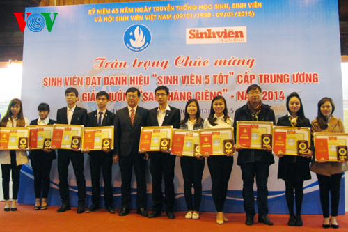 100 sinh viên nhận giải thưởng Sao tháng Giêng năm 2014
