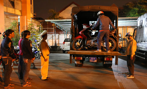 Bắt quái xế đêm giao thừa