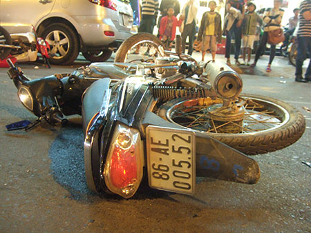 Xe máy đấu đầu nhau, hai thanh niên nhập viện cấp cứu