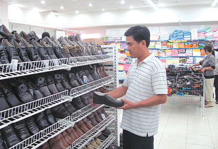 Giày dép Tự Cường vào siêu thị