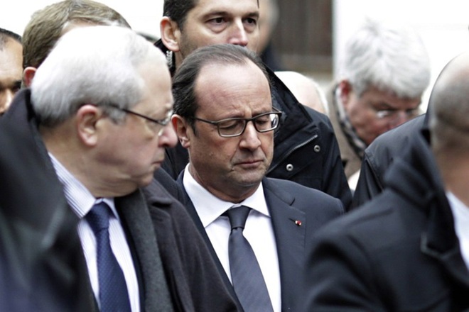 Tổng thống Pháp Francois Hollande, giữa, đến hiện trường. Ông khẳng định đây là một vụ tấn công khủng bố 