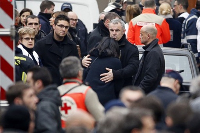 Jeannette Bougrab, cựu nữ quan chức Pháp, được người thân an ủi, khi chứng kiến cảnh tượng vụ tấn công.