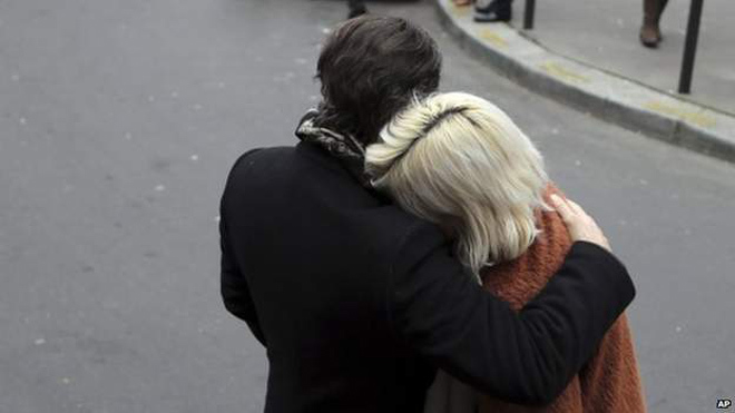 Người đứng bên ngoài tòa soạn Charlie Hebdo sau vụ xả súng. Ảnh: AP