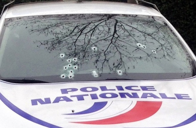 Một chiếc xe của cảnh sát trúng đạn chi chít.