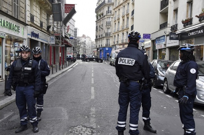 Cảnh sát Pháp được huy động trên phố để đảm bảo trật tự, đồng thời hỗ trợ điều tra.